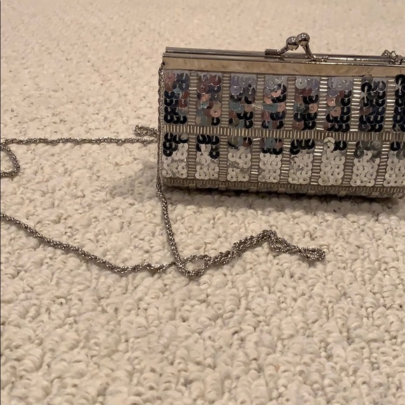 Silver beaded and sequined clutch - Picture 4 of 7
